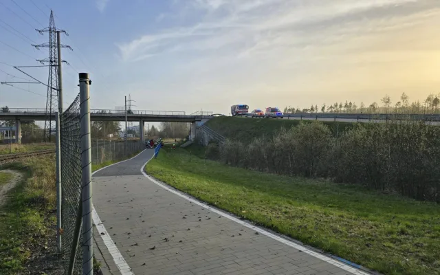 Vážná nehoda na Jihlavsku. Renault se po nárazu zřítil z mostu, řidiče transportoval vrtulník do nemocnice