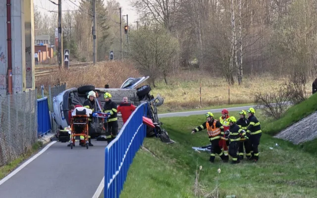 Vážná nehoda na Jihlavsku. Renault se po nárazu zřítil z mostu, řidiče transportoval vrtulník do nemocnice