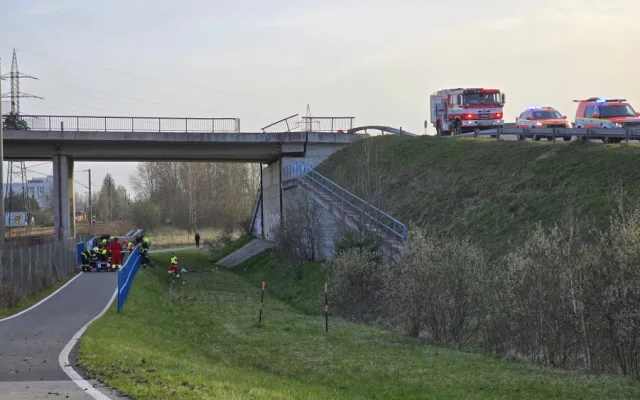 Vážná nehoda na Jihlavsku. Renault se po nárazu zřítil z mostu, řidiče transportoval vrtulník do nemocnice