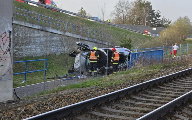 Vážná nehoda na Jihlavsku. Renault se po nárazu zřítil z mostu, řidiče transportoval vrtulník do nemocnice