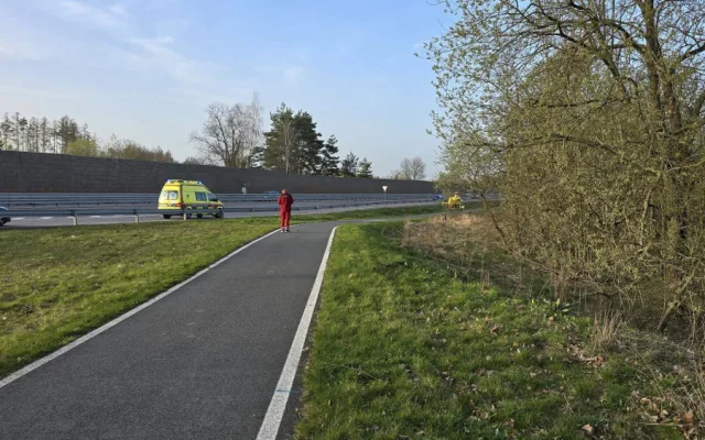 Vážná nehoda na Jihlavsku. Renault se po nárazu zřítil z mostu, řidiče transportoval vrtulník do nemocnice