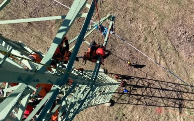FOTO: Hasiči cvičili, jak pomoci člověku uvízlému na stožáru elektrického vedení. Podívejte se, jak jim to šlo