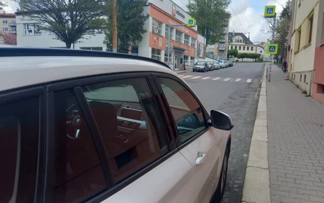Pět minut pro "mamataxi" musí stačit. U škol na Seifertově ulici bude parkoviště K+R