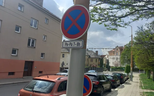 Pět minut pro "mamataxi" musí stačit. U škol na Seifertově ulici bude parkoviště K+R