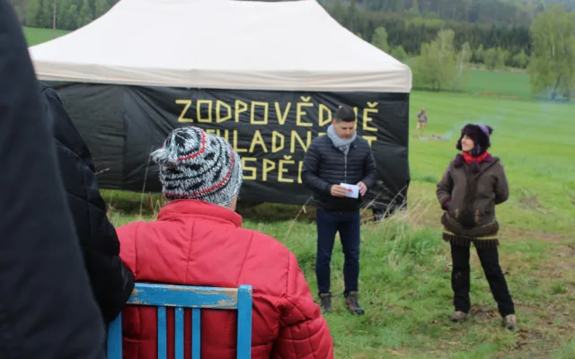 Den proti úložišti: Lidé z Hrádku si dnes přehazovali horké brambory. Je třeba vychladnout a nespěchat, myslí si aktivisté