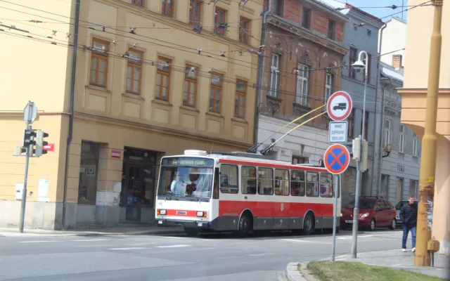 V Jihlavě jezdí už 25 let bezbariérové trolejbusy. V neděli to oslavili tematickými retrojízdami