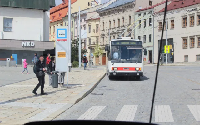 V Jihlavě jezdí už 25 let bezbariérové trolejbusy. V neděli to oslavili tematickými retrojízdami