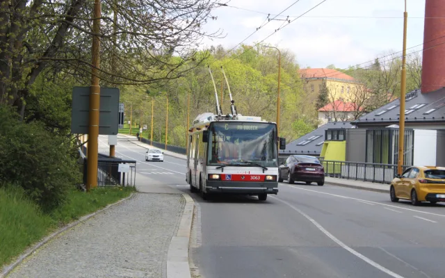 V Jihlavě jezdí už 25 let bezbariérové trolejbusy. V neděli to oslavili tematickými retrojízdami