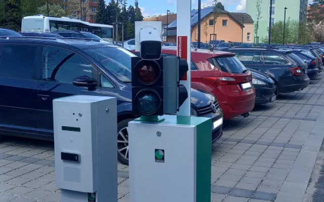 Závora na parkovišti za budovou E