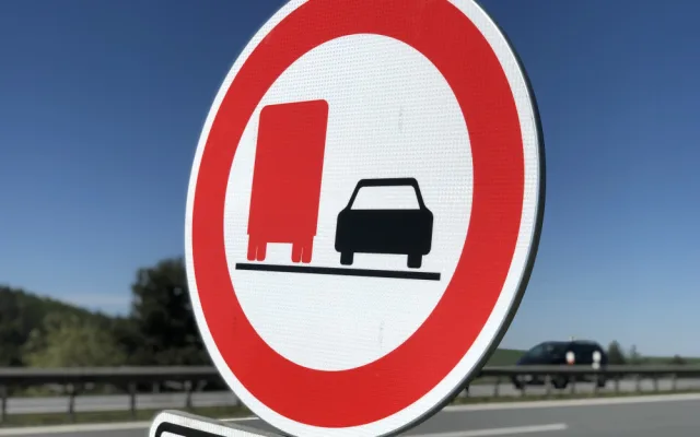VIDEO: Na D1 přibyly další značky, které řidičům kamionů zakazují předjíždění. Celkem jich bude 250