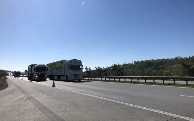 VIDEO: Na D1 přibyly další značky, které řidičům kamionů zakazují předjíždění. Celkem jich bude 250