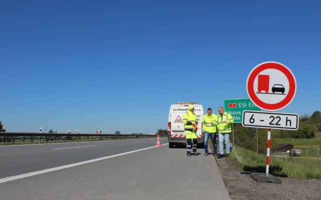 VIDEO: Na D1 přibyly další značky, které řidičům kamionů zakazují předjíždění. Celkem jich bude 250