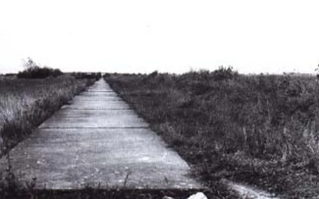 U obce Čestlice u Prahy byly v listopadu 1939 vybetonovány odstavné pruhy v šířce 2,25 m. Fotografie pochází ze šedesátých let, zdroj: ceskedalnice.cz