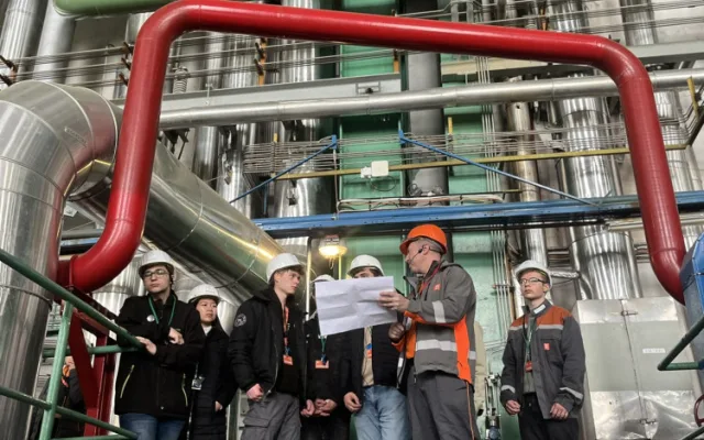 FOTO: Maturity začaly i v dukovanské elektrárně. Energetika zajímá nejen studenty, ale i studentky