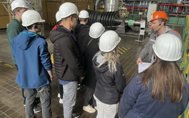 FOTO: Maturity začaly i v dukovanské elektrárně. Energetika zajímá nejen studenty, ale i studentky