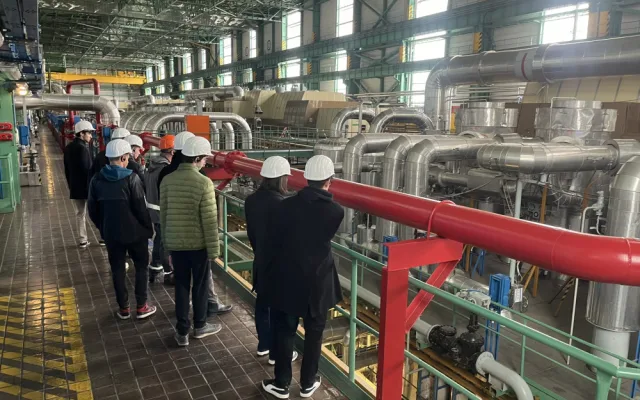 FOTO: Maturity začaly i v dukovanské elektrárně. Energetika zajímá nejen studenty, ale i studentky