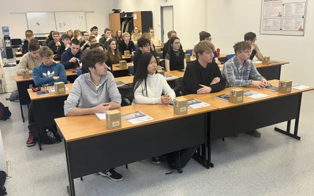 FOTO: Maturity začaly i v dukovanské elektrárně. Energetika zajímá nejen studenty, ale i studentky