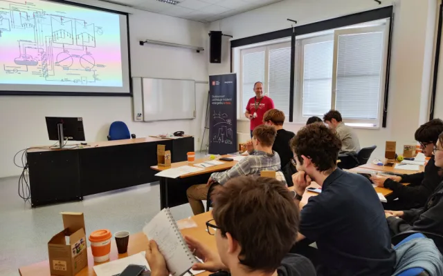 FOTO: Maturity začaly i v dukovanské elektrárně. Energetika zajímá nejen studenty, ale i studentky