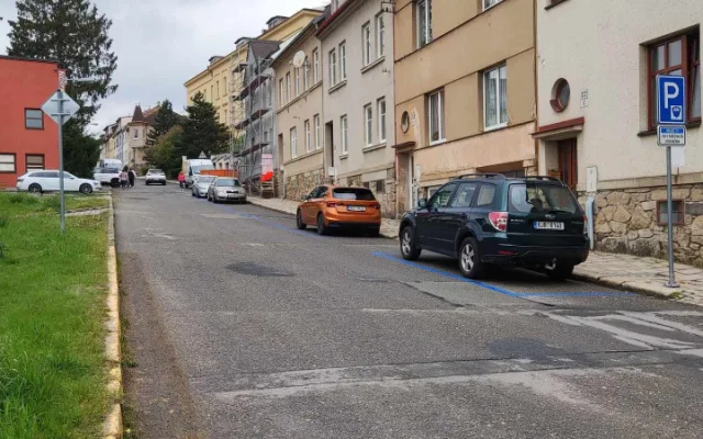 Ulice Fibichova a Zahradní zmodraly. Platit se mi moc nechce, budu asi parkovat Na Slunci, říká řidič