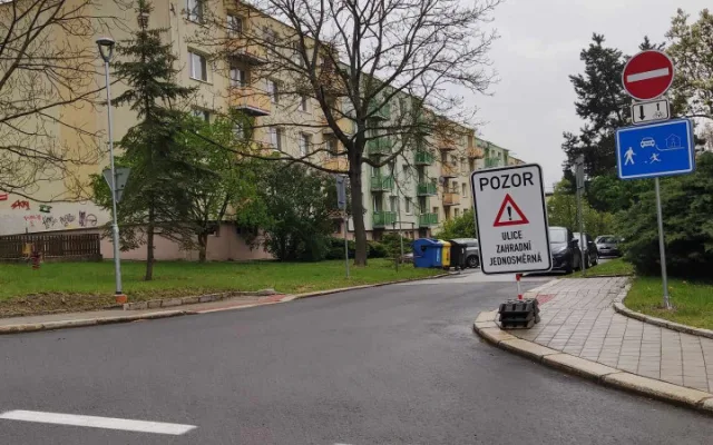 Ulice Fibichova a Zahradní zmodraly. Platit se mi moc nechce, budu asi parkovat Na Slunci, říká řidič