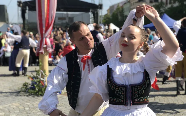 VIDEO: Májové slavnosti v Jihlavě ve znamení folkloru. Podívejte se na letošní zaplétání máje