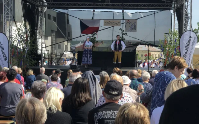 VIDEO: Májové slavnosti v Jihlavě ve znamení folkloru. Podívejte se na letošní zaplétání máje