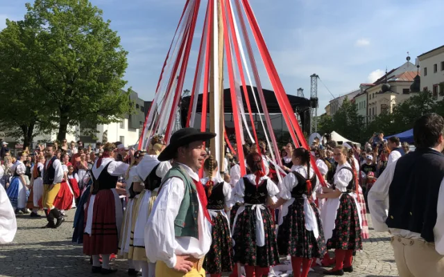 VIDEO: Májové slavnosti v Jihlavě ve znamení folkloru. Podívejte se na letošní zaplétání máje