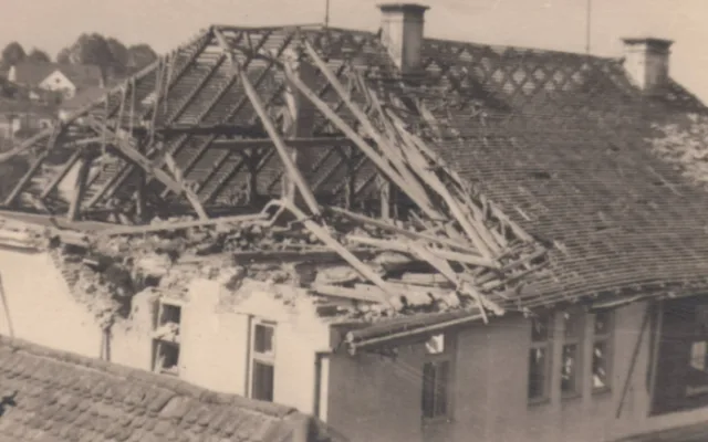 Jeden z domů v Dadešicích na Třebíčsku po bombovém útoku v roce 1945