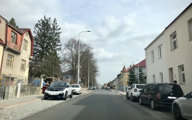 Nové ulice s modrými čárami a nová aplikace pro placení. Parkování v Jihlavě se stále vyvíjí