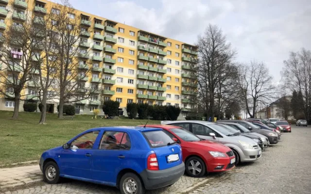 Nové ulice s modrými čárami a nová aplikace pro placení. Parkování v Jihlavě se stále vyvíjí