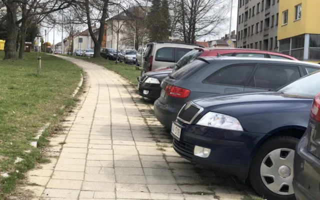 Nové ulice s modrými čárami a nová aplikace pro placení. Parkování v Jihlavě se stále vyvíjí