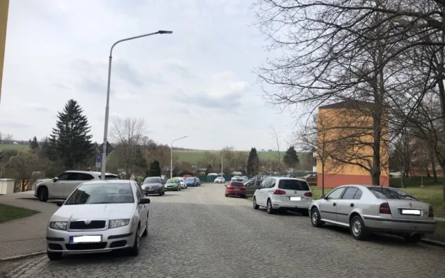 Nové ulice s modrými čárami a nová aplikace pro placení. Parkování v Jihlavě se stále vyvíjí