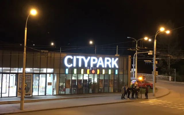 VIDEO: Noční střelba a dva útočníci v Cityparku. Událost v Jihlavě, která prověřila záchranné složky z Vysočiny