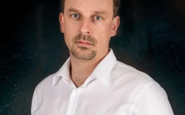 Policisté pořádají sbírku pro kamaráda. Po skoku do bazénu bojuje o život