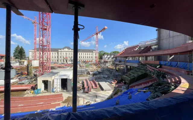 Aktuálně ze staveniště Horácké arény: Tribuny letí nahoru, na místě je mobilní jeřáb o hmotnosti 200 tun