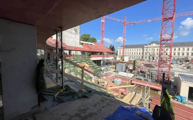 Aktuálně ze staveniště Horácké arény: Tribuny letí nahoru, na místě je mobilní jeřáb o hmotnosti 200 tun