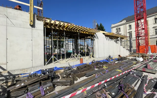 Aktuálně ze staveniště Horácké arény: Tribuny letí nahoru, na místě je mobilní jeřáb o hmotnosti 200 tun