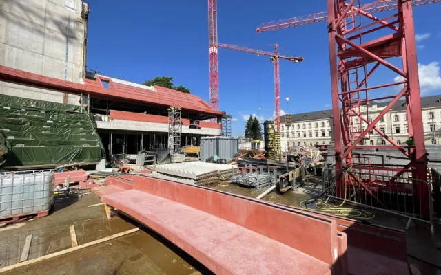 Aktuálně ze staveniště Horácké arény: Tribuny letí nahoru, na místě je mobilní jeřáb o hmotnosti 200 tun