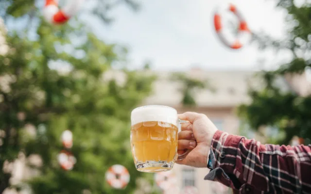Dva pivovary, jedno pivo. Budějovický Budvar představil letní limitku Na Pool uvařenou s minipivovarem Dva kohouti