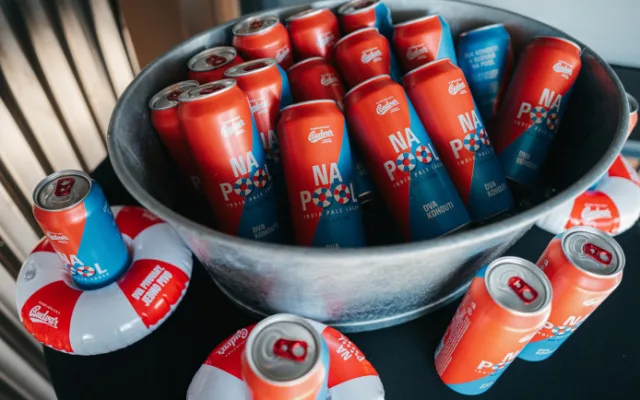 Dva pivovary, jedno pivo. Budějovický Budvar představil letní limitku Na Pool uvařenou s minipivovarem Dva kohouti
