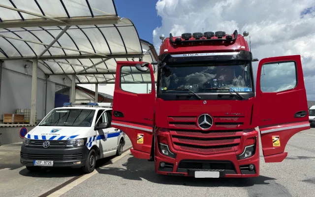 VIDEO: Řidič vezl po dálnici skoro sedm tun nezdaněného tabáku. Zabavili mu ho celníci z Vysočiny