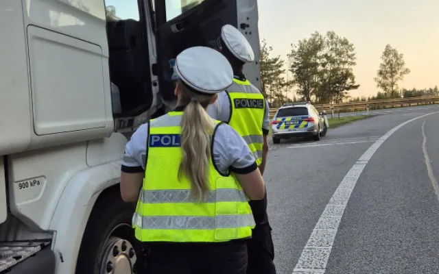Hlídky na dálnici D1. Policie kontrolovala, jak parkují řidiči kamionů, padaly pokuty