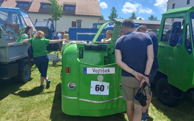 Desítky vozů značky Multicar se sjely do areálu Zámku Příseka, podařilo se překonat rekord