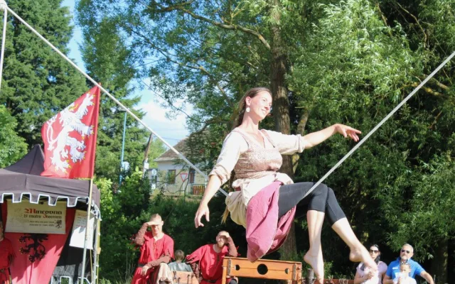 VIDEO: Dolní Cerekev oslavila 800 let. Stovky lidí šly historickým průvodem, na den se tam znovu objevila brána, kterou zbořil tank