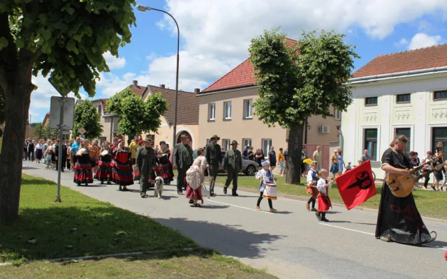 VIDEO: Dolní Cerekev oslavila 800 let. Stovky lidí šly historickým průvodem, na den se tam znovu objevila brána, kterou zbořil tank