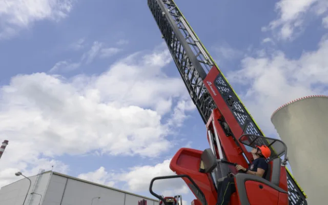 Hasiči v dukovanské elektrárně mají nový žebřík. Vysune se do 40 metrů, do 90 sekund může jít do akce