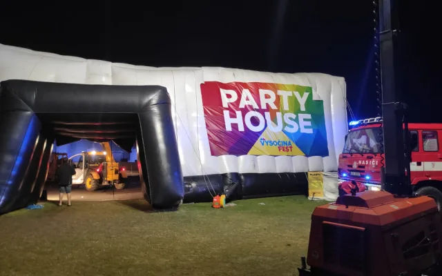 Vítr úřadoval na festivalu v Jihlavě. Spadl tam party stan, zranil několik desítek lidí