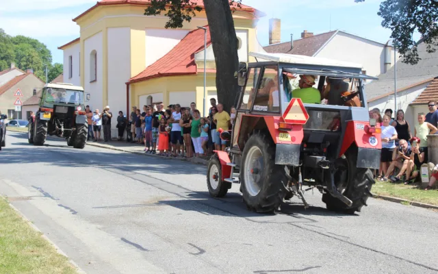 Tradice pokračuje. Pouťová sobota patřila i letos v Kamenici traktorům ve všech podobách