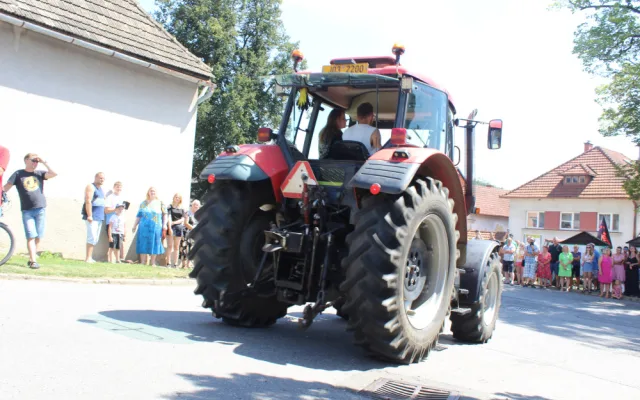 Tradice pokračuje. Pouťová sobota patřila i letos v Kamenici traktorům ve všech podobách
