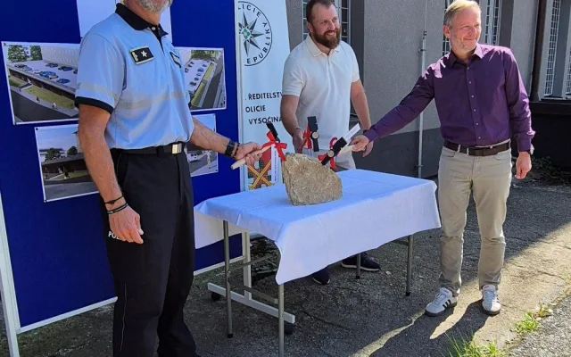Na základní kamen poklepali ředitel krajské policie Miloš Trojánek, jednatel stavabní společnost Almdata David Zvelebil a hejtman Vítězslav Schrek. Foto: se souhlasem Policie ČR